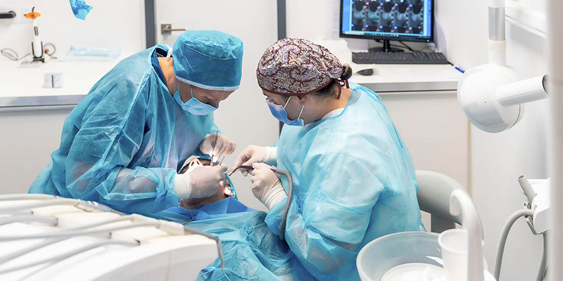 جراحی فک توسط چه کسی انجام می شود؟ | دکتر فریناز شیربان